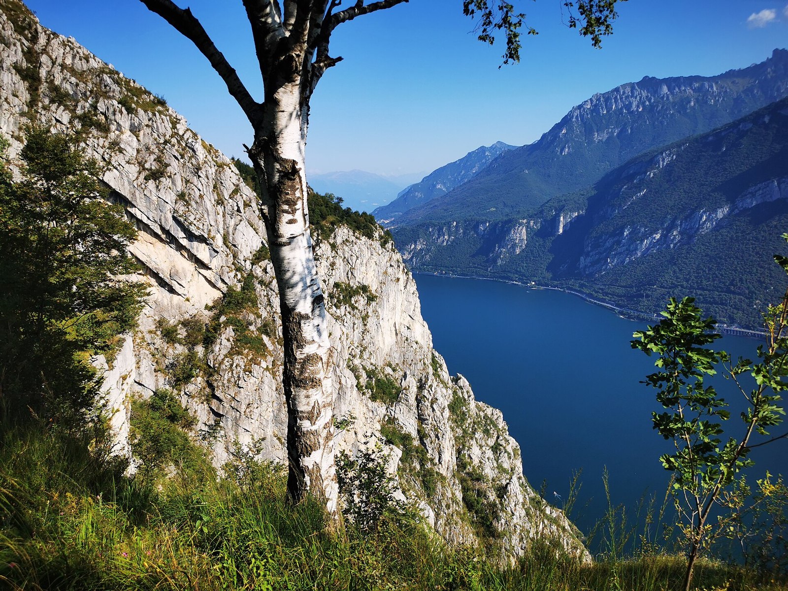 Moregallo: the cliffs that plunge into the lake